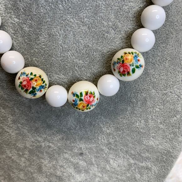 Vintage 70s Beaded Necklace White Floral 18" total - Picture 2 of 4